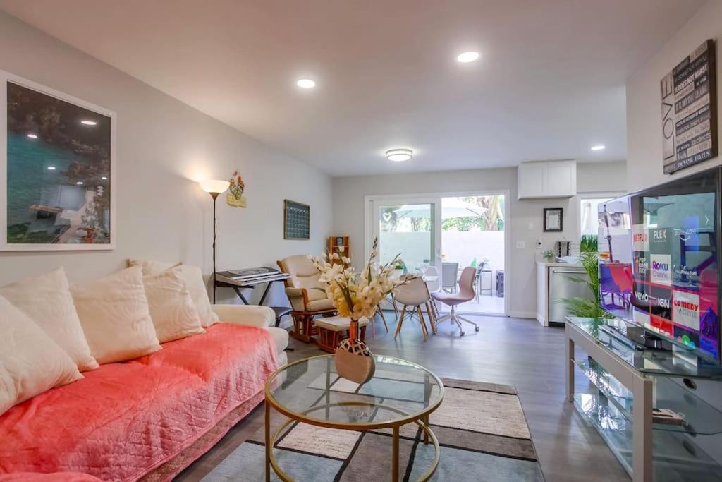 Entire Modern 4-bedroom W Pool, King Bed, Garage, Prime Location Сasa de vacaciones San Diego