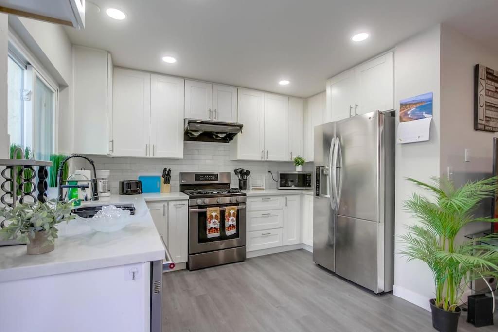 Entire Modern 4-bedroom W Pool, King Bed, Garage, Prime Location Сasa de vacaciones *