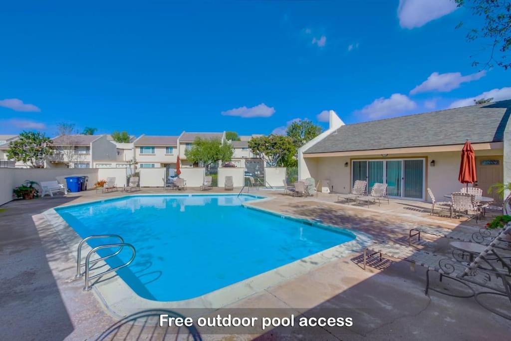 Сasa de vacaciones Entire Modern 4-bedroom W Pool, King Bed, Garage, Prime Location